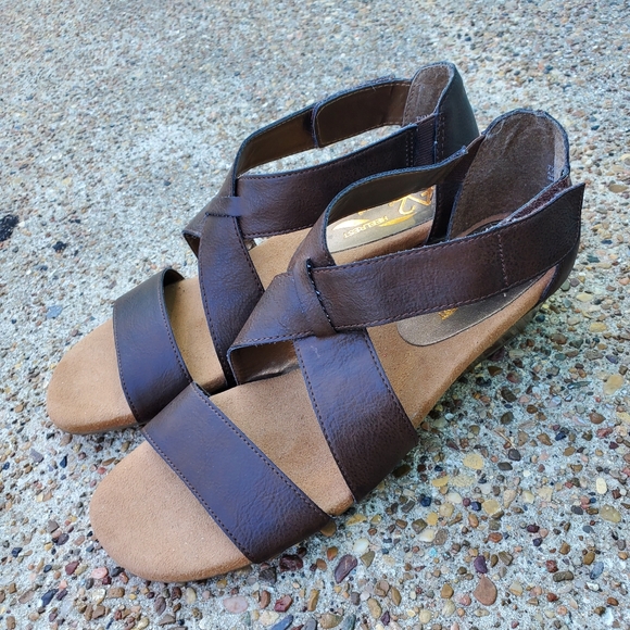 A2 Aerosoles Heelrest Dark Brown Strappy Sandals 7.5 Wedge - Picture 2 of 8